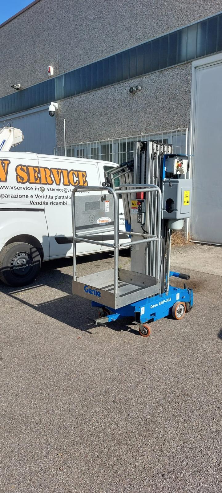 Piattaforma aerea a colonna Genie AWP30S-AC