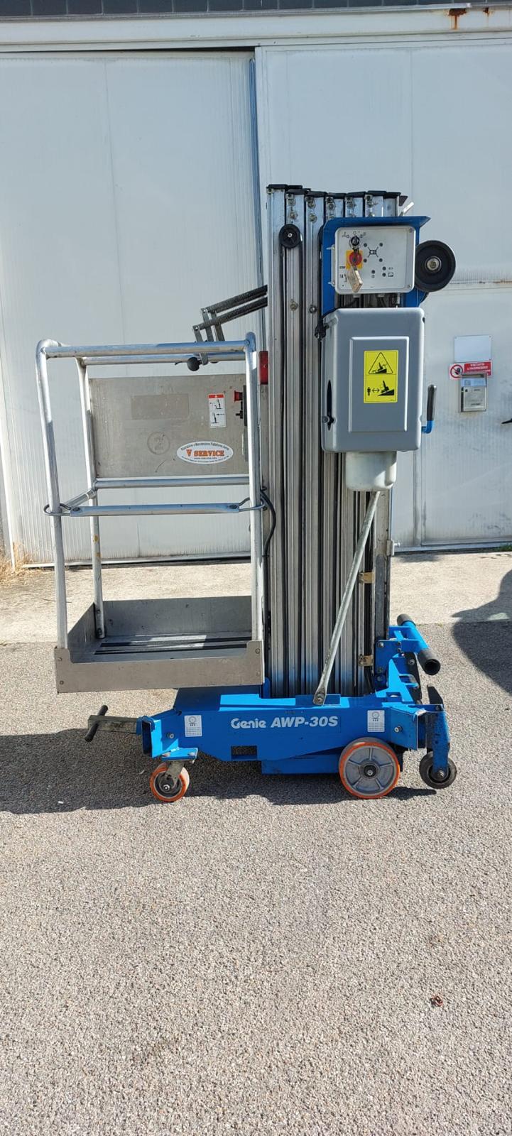 Piattaforma aerea a colonna Genie AWP30S-AC