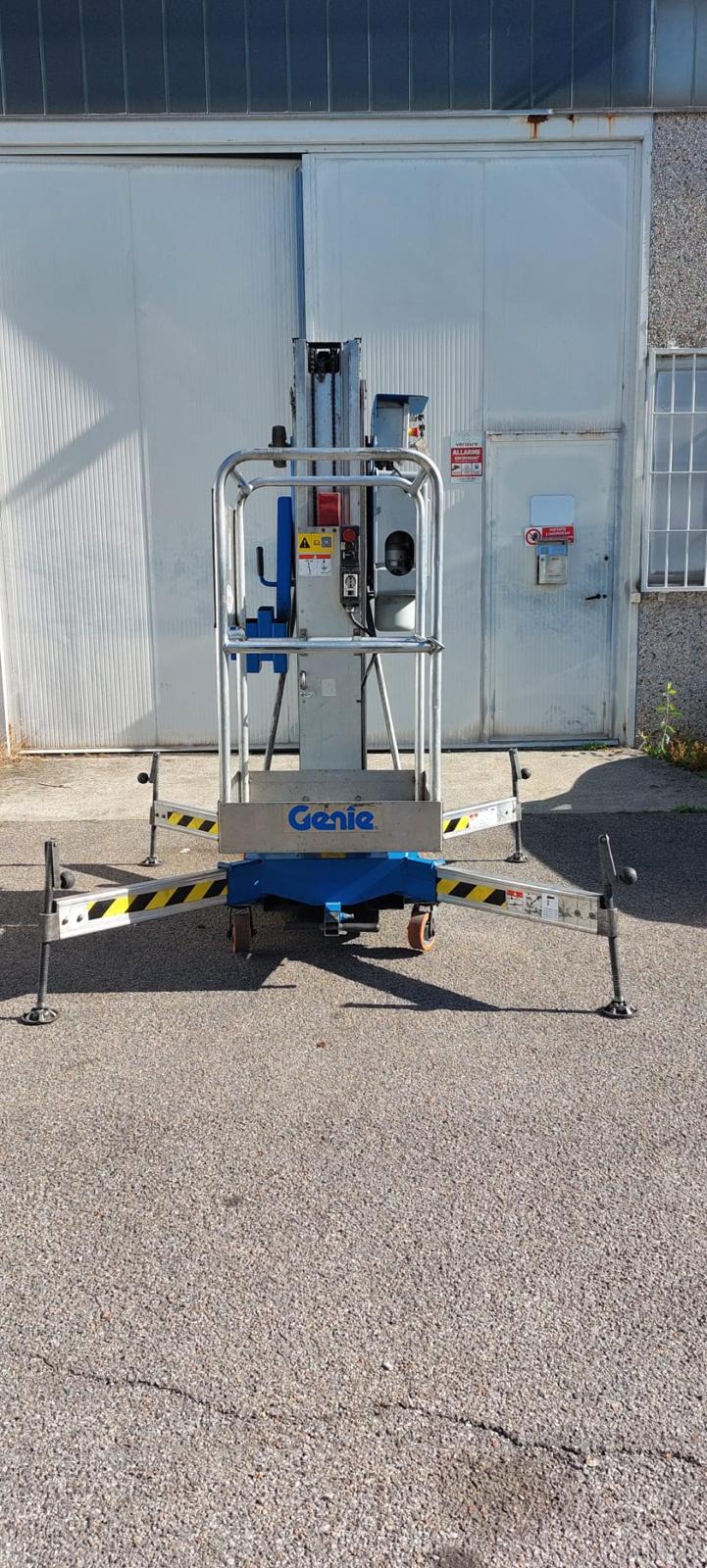 Piattaforma aerea a colonna Genie AWP30S-AC